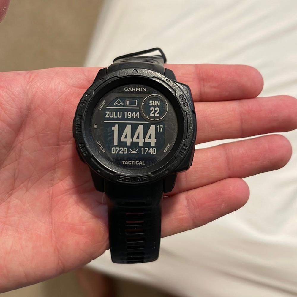 Garmin Instinct Solar Tactical: comes with charger